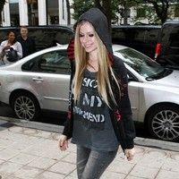 Avril Lavigne is all smiles as she leaves her Paris hotel photos | Picture 77882